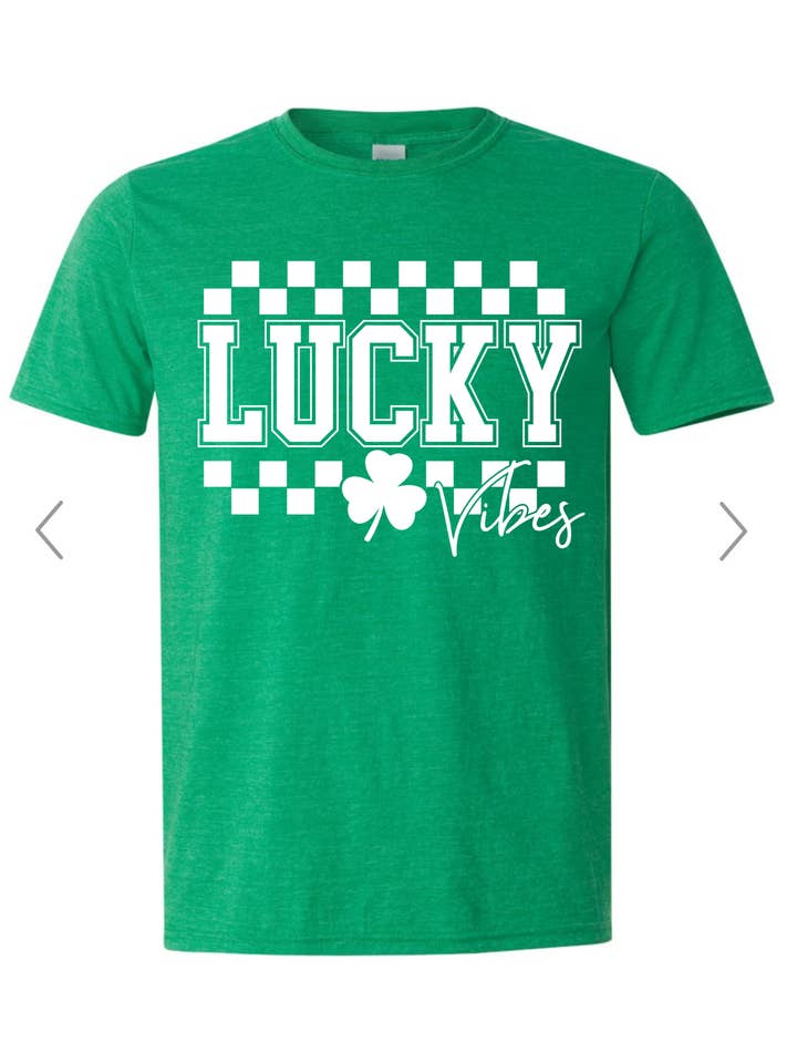T-shirt con grafica Lucky Vibes per il giorno di San Patrizio per la vendita all'ingrosso da parte di Sew Unique