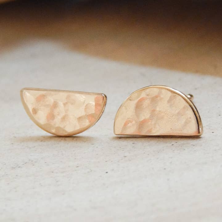 Boucles d'oreilles clous demi-cercle pour la vente par Barberry & Lace Handmade Jewelry