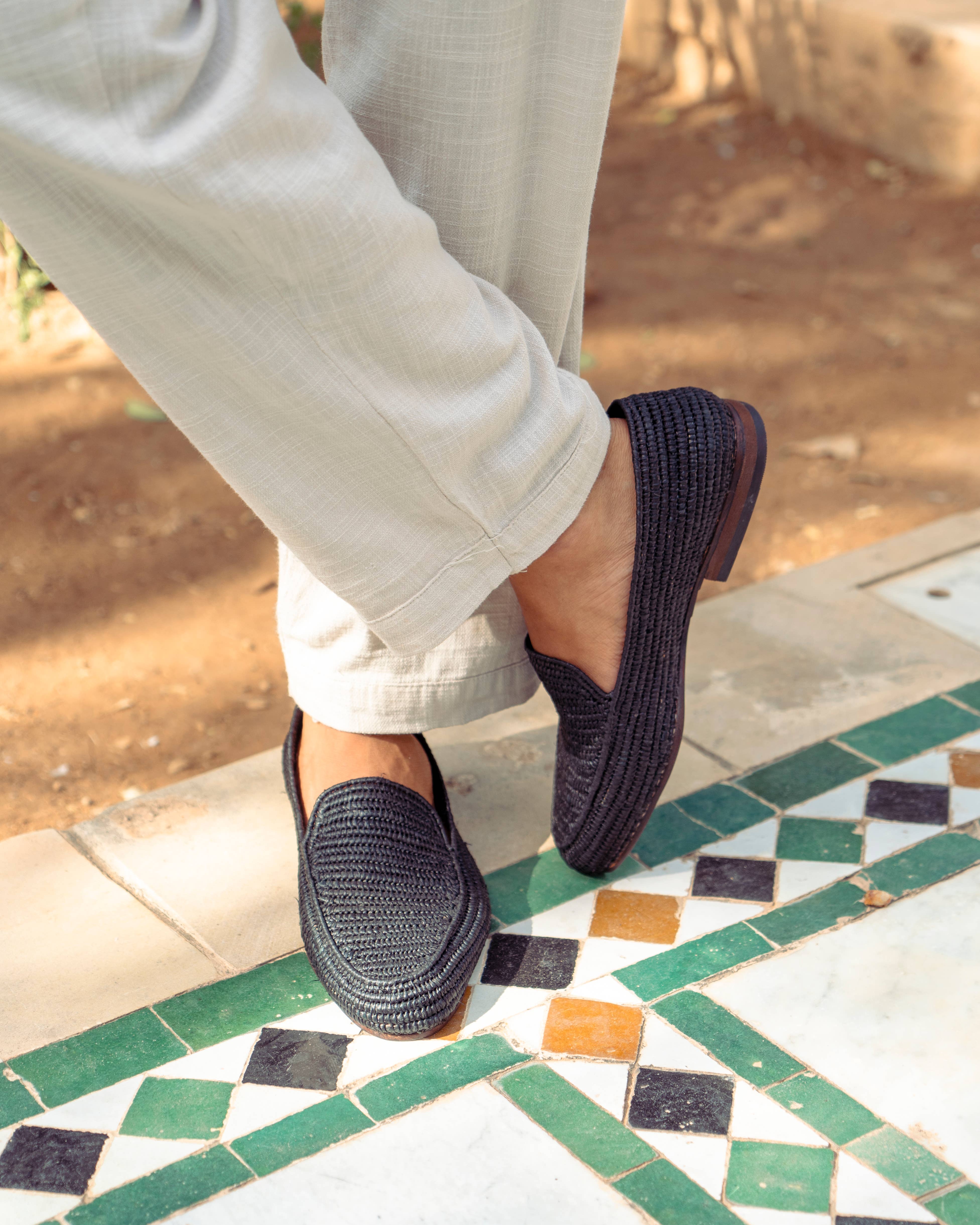 isli and tisli - Wholesale Loafers - Heren - Handgemaakte zwarte raffia loafers voor heren met leren zool1