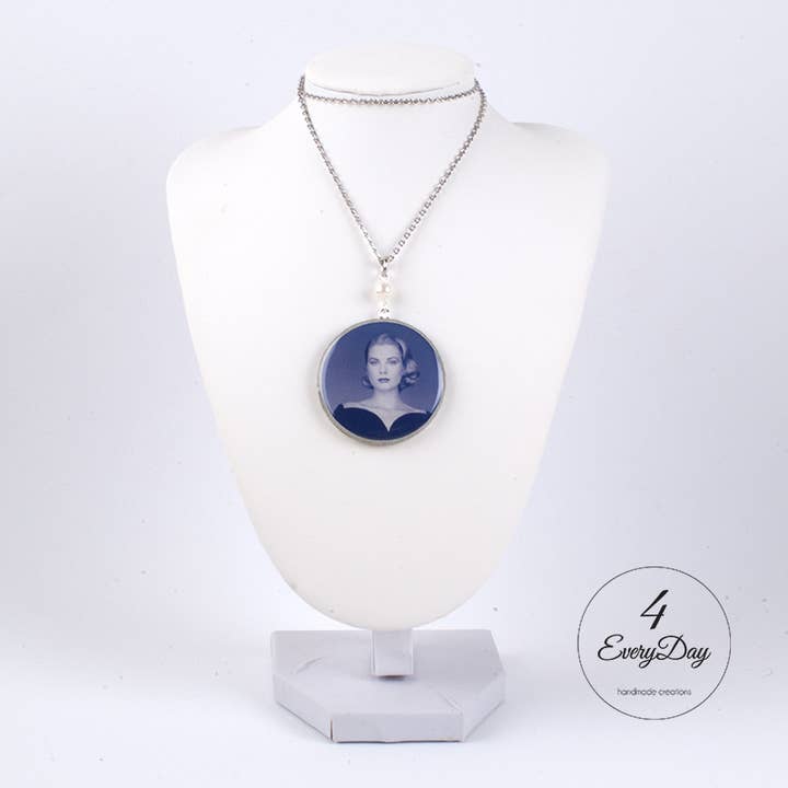 Médaillon artisanal en bois et résine Grace Kelly pour la vente par 4everyday Handmade