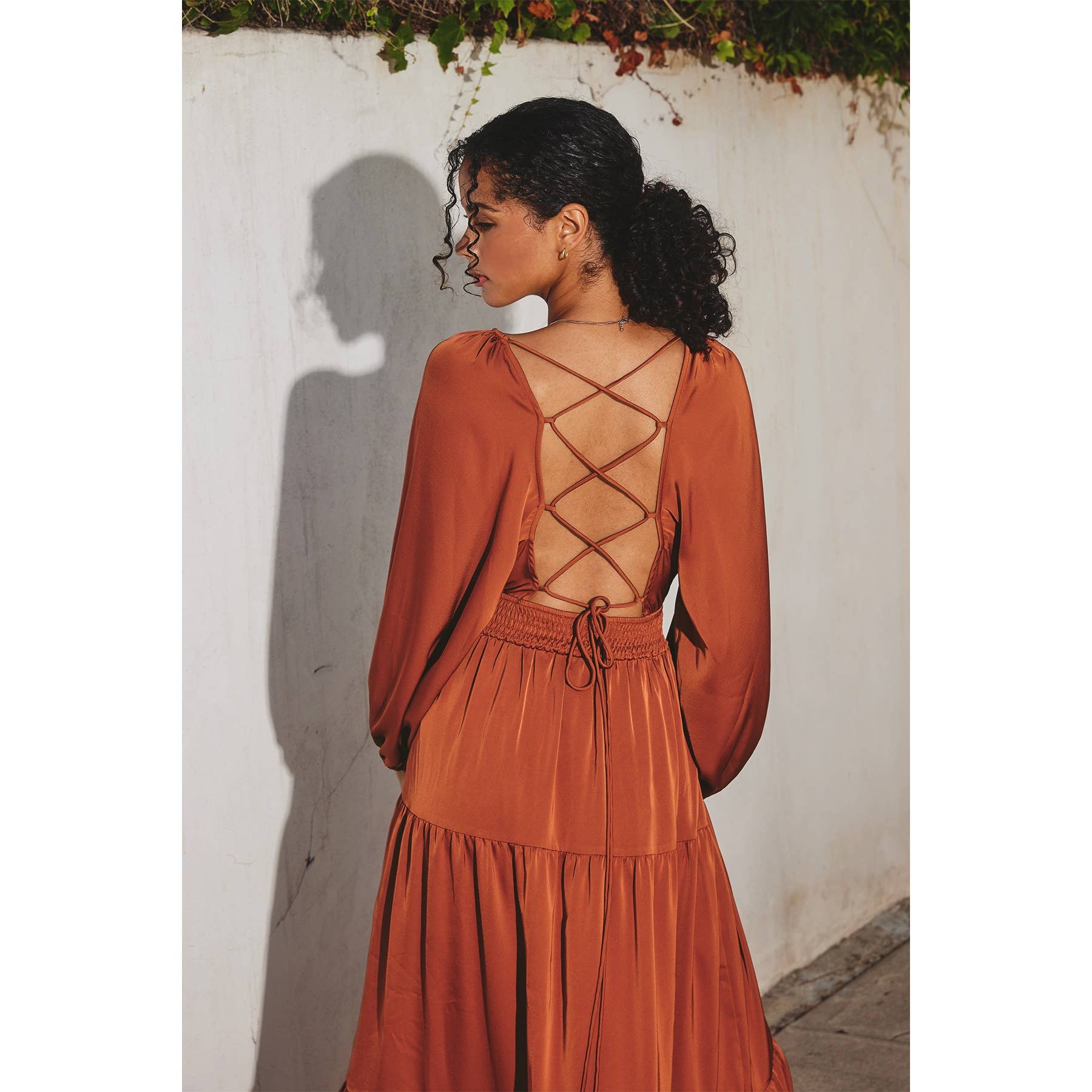 Dress Forum - Vente Robe – femme - Robe longue en satin à taille smockée7