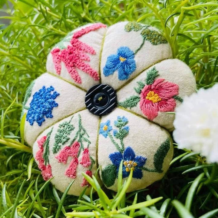 Roze & Blauwe Bloementuin Geborduurd Speldenkussen✅ voor wholesale door Quince Fables