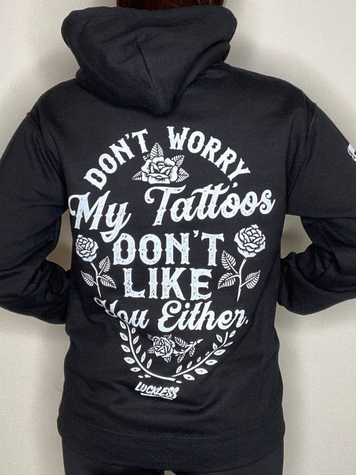 Mon sweat à capuche "Mes tatouages ne t'aiment pas non plus" pour la vente par Luckless Outfitters