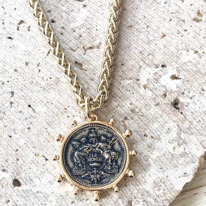 VB&CO Designs Handmade Jewelry – Großhandel Kette mit Anhänger/Charm – French Coin Queen England trendige Boutique für handgefertigten Schmuck