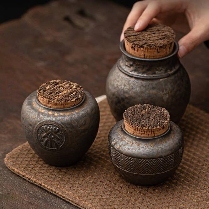 Caddy à thé en chêne à couvercle doré et glaçure en fer pour la vente par Haku