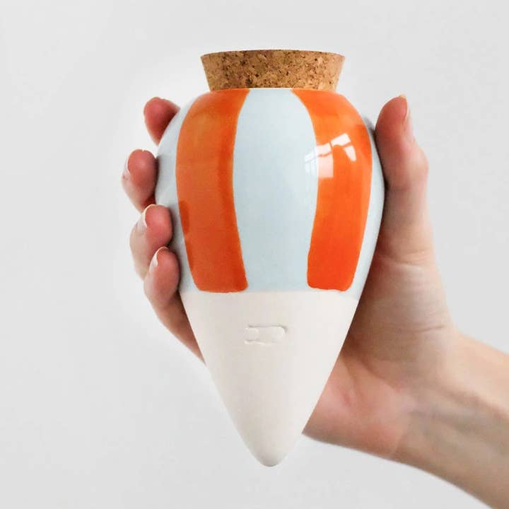 Olla - Oranje en blauwe strepen en andere Tuin accessoires wholesale inkopen. Gratis retourzendingen en een 60-dagen netto betalingstermijn op Faire.com trends op Faire.