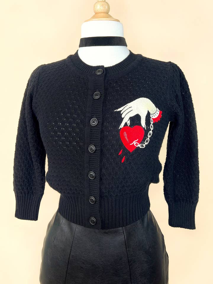 Cardigan cropped tamanho regular Captive Heart em preto por atacado de Mischief Made