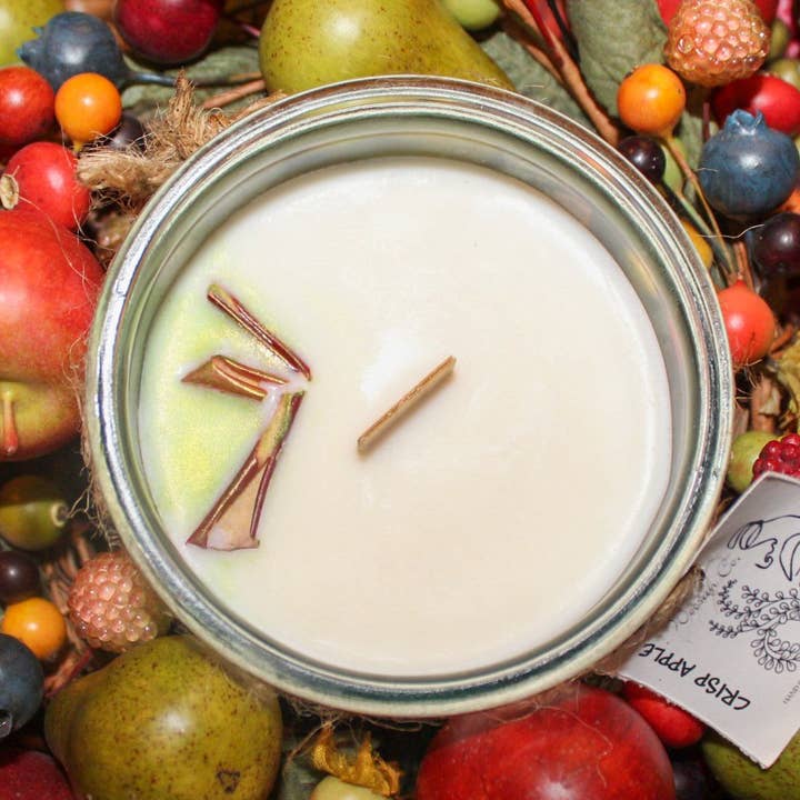 Bougie aux pommes croquantes | garnie de zeste de pomme et de mica étincelant vert | Non toxique | Respectueux de l'environnement | Mèche en bois | Cire de soja | pot en verre recyclé | 9 oz pour la vente par Woosah Co.