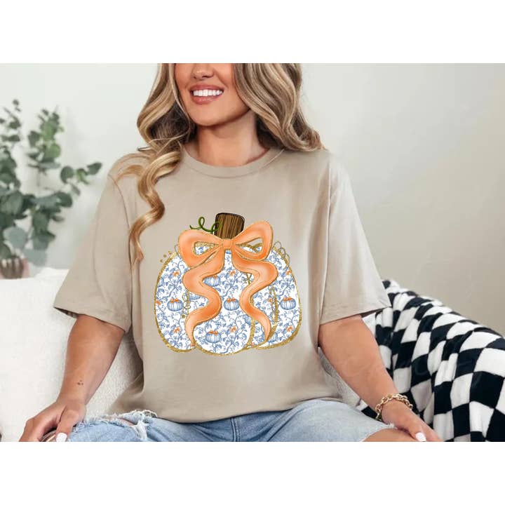 🎀 Blauwe Pompoen Coquette T-shirt | Herfst Bloemenstrik Grafisch Shirt voor wholesale door Texas Twisted Wholesale