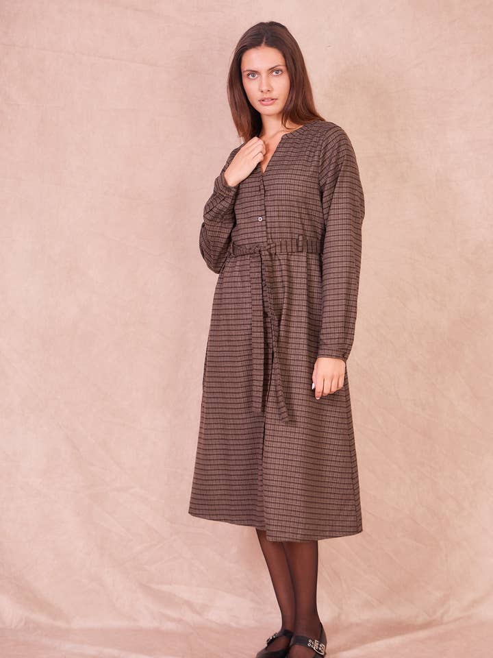 Abito BENJAMINE – Semplicità Senza Tempo e Grazia Quotidiana per la vendita all'ingrosso da parte di Calie Paris