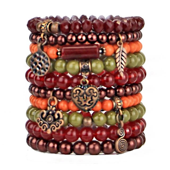 Handgefertigte, perlenbesetzte Stretcharmbänder im Stapel mit Kupferanhängern für den Großhandel von Bohemian Bracelets