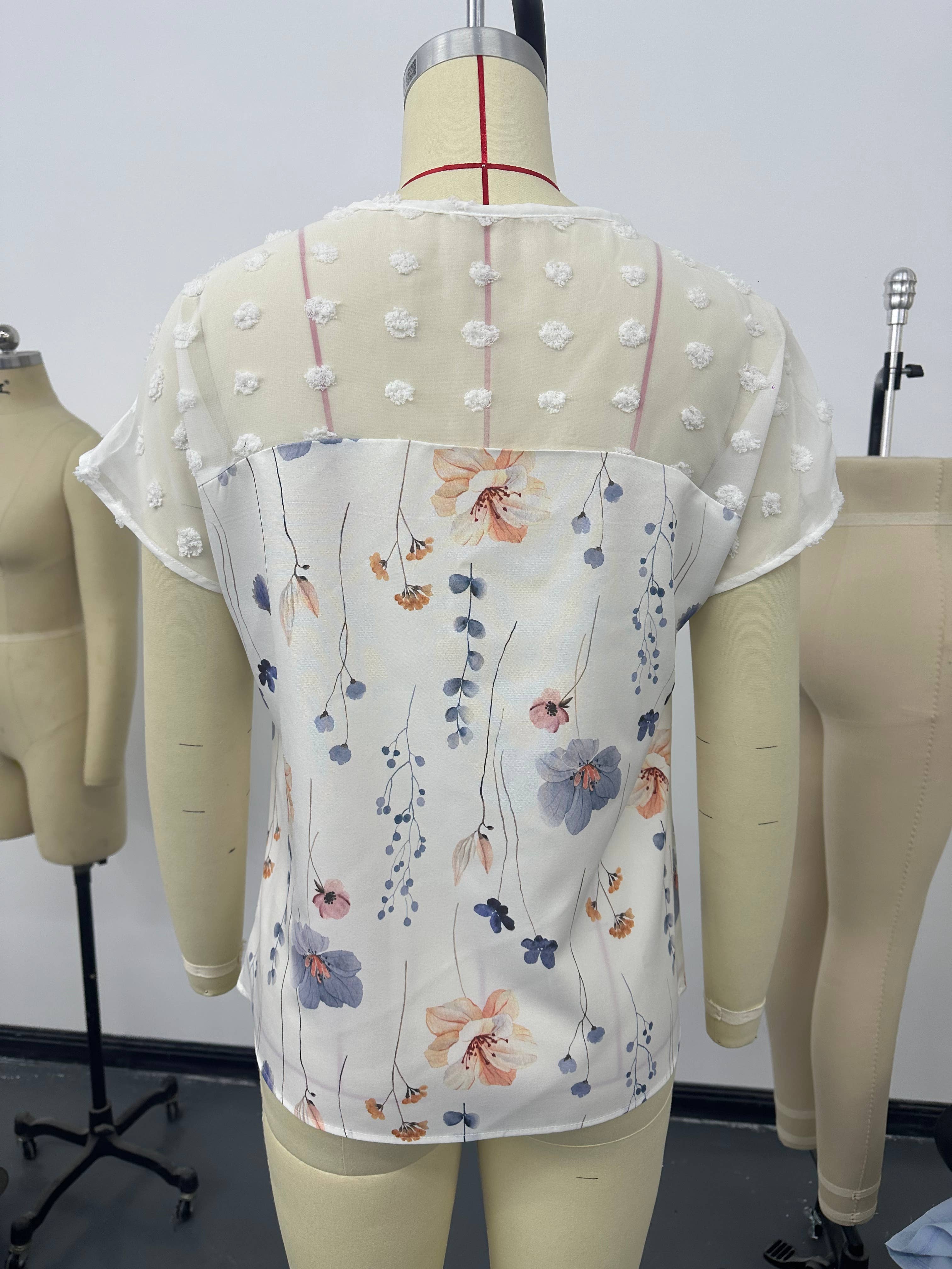 BLANC HAUT À MANCHES COURTES EN PATCHWORK EN DENTELLE IMPRIMÉE À COL EN V en vente sur Faire6