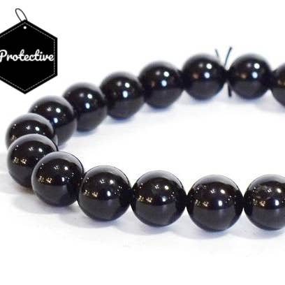 Bracelet en tourmaline noire avec perles polies naturelles, emballé dans un emballage cadeau pour la vente par Reiju