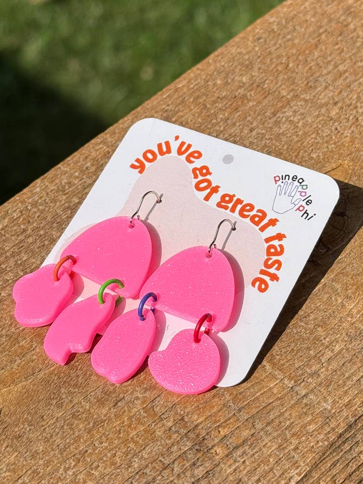 Orecchini pendenti multicolore funky divertenti rosa spaiati per la vendita all'ingrosso da parte di Pineapple Phi