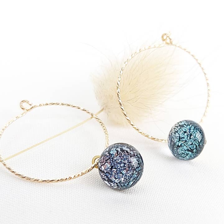 Facetterade glas och guld fylld ”Metallic glas” hoop örhängen för wholesale av Sélestine