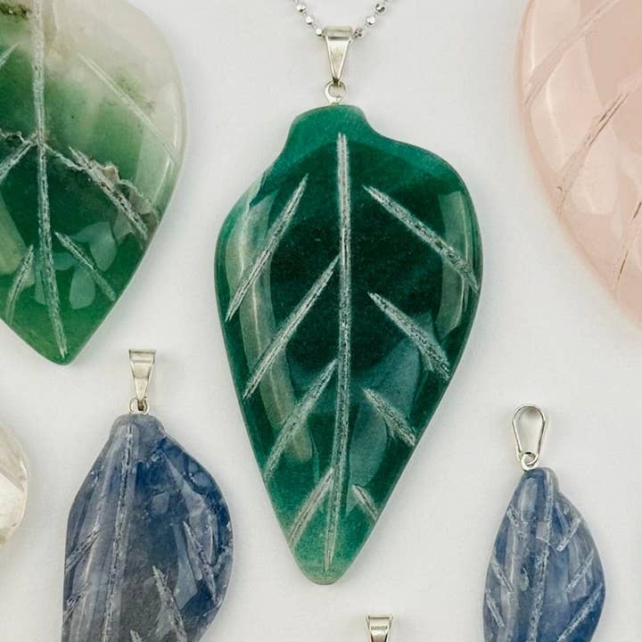 Colgante pulido de hoja con gema de cristal para venta al por mayor de Rock Paradise