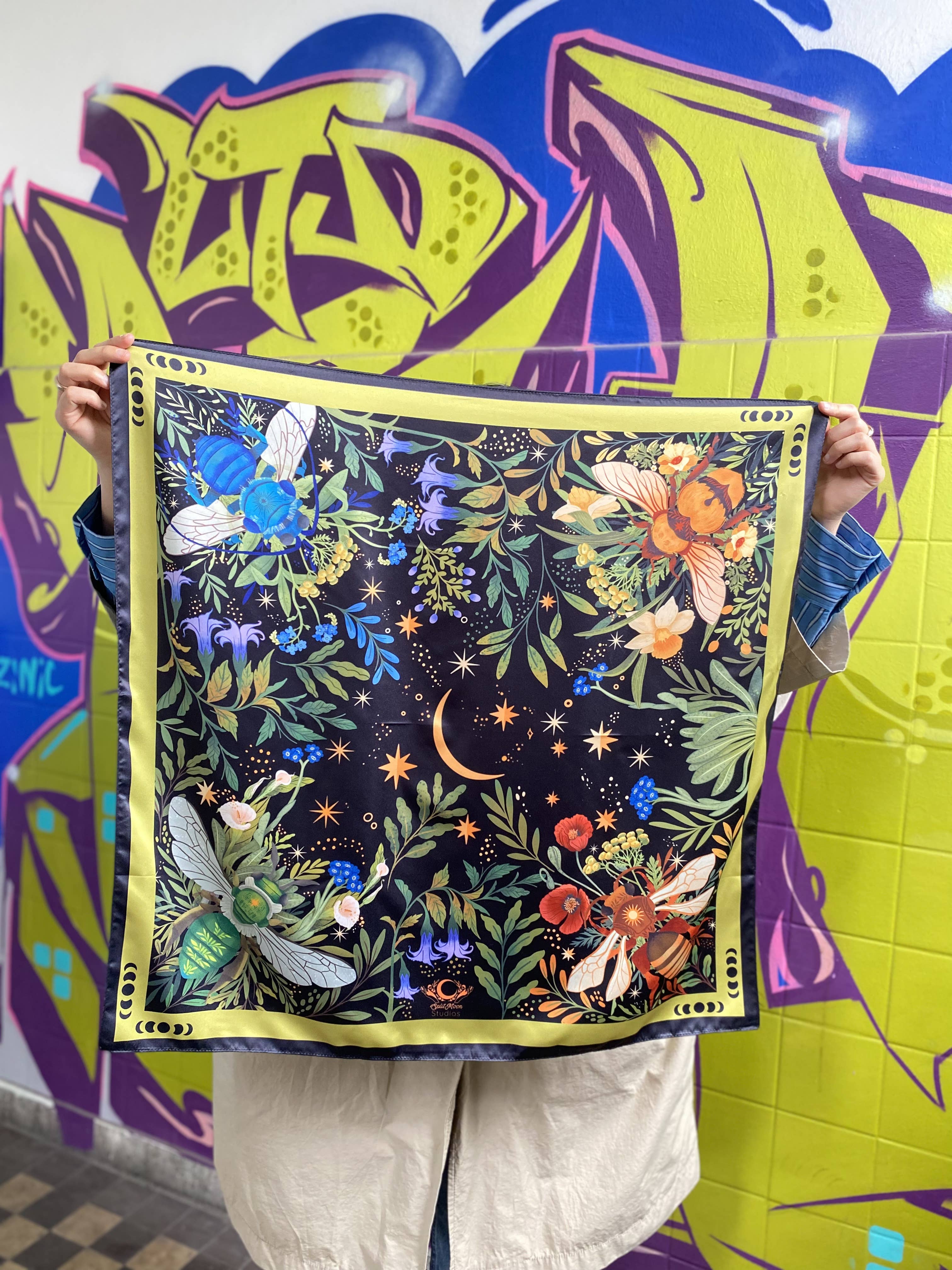 Split Moon Studios – Engroshandel Tørklæde - Dame – Tørklæde med bi-koloni mønster2