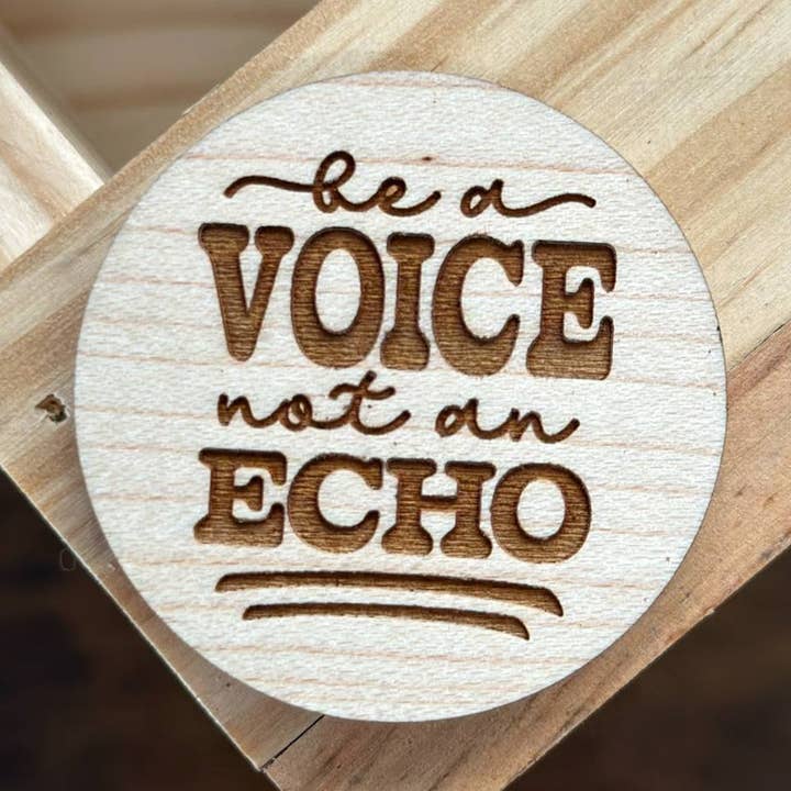 Sé una voz, no un eco | Imán de madera para venta al por mayor de Fuzzy Loon Designs