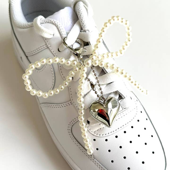 Shoelace Charm Trendy Sneaker Jewels Parelwitte strik voor wholesale door iconic mi