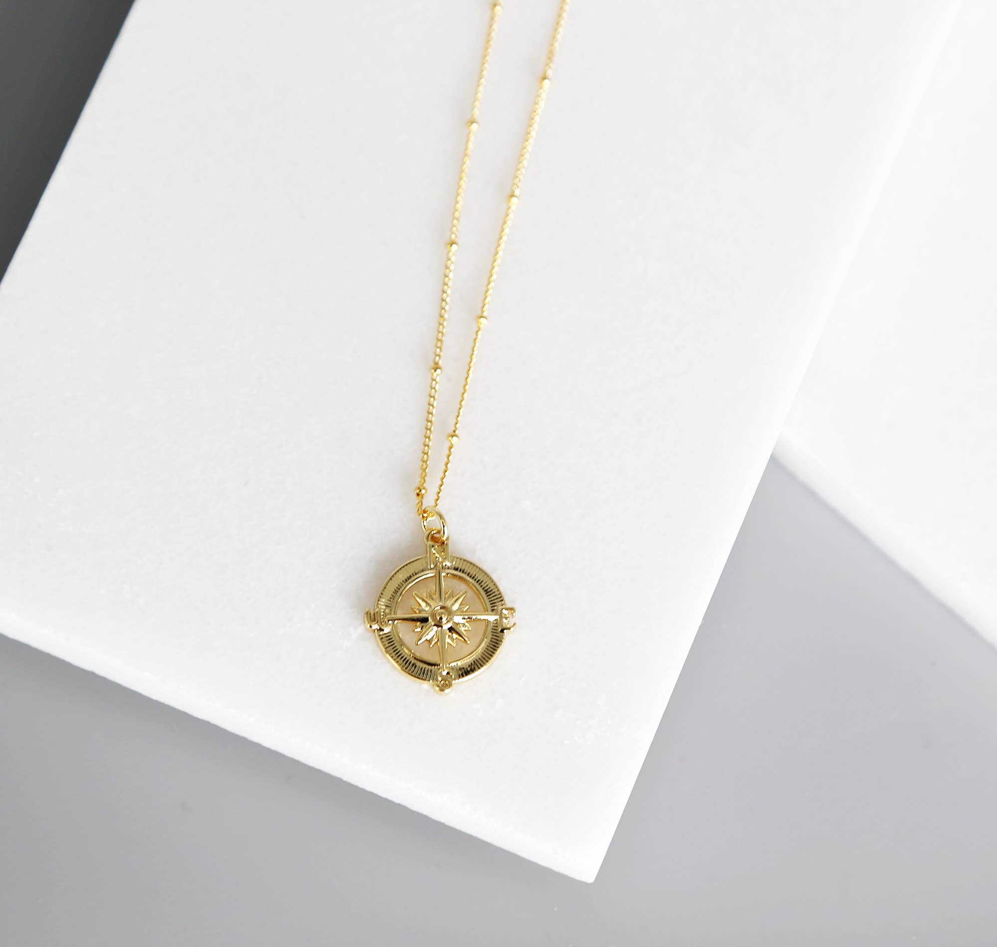 Acute Designs - Vente Colliers à pendentif - Gold Compass Ne, Délicat, Or, Céleste, Étoile, Superposition0