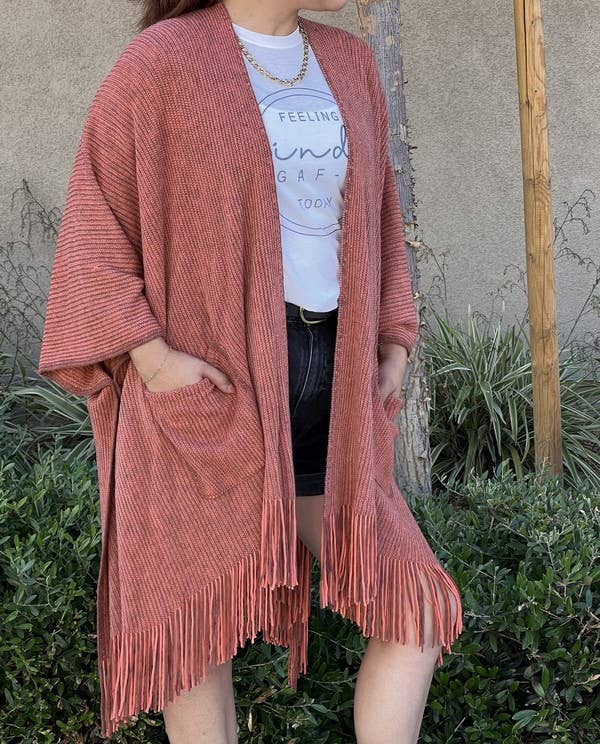 Justin & Taylor – wholesale Kofta - Dam – Harlow cardigan | Kimono-cardigan med fickor och fransad nederkant46