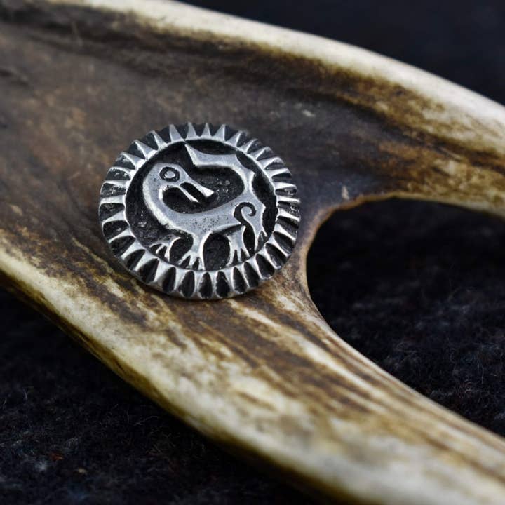 Spilla Viking Age Replica Piccola Bestia all'indietro per la vendita all'ingrosso da parte di Asgard