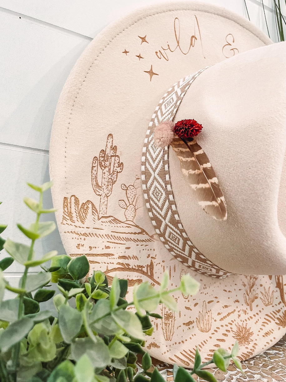 Willie & Dolly Designs - Vente Chapeau en feutre - femme - Chapeau de désert gravé1