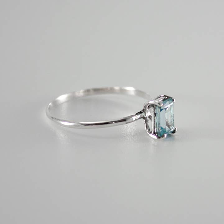 Bentley & Lo - Vendita all'ingrosso Anelli con pietra singola/solitario - Anello in argento Sterling con topazio blu cielo a quattro punte