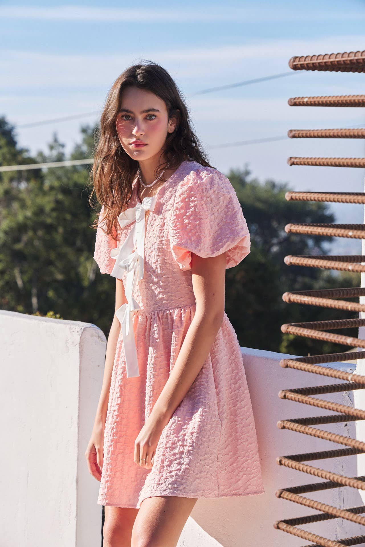 idem ditto – Großhandel Kleid – Damen – Mini-Kleid mit Bubbel-Textur, Schleifen-Detail vorne und Puffärmeln30