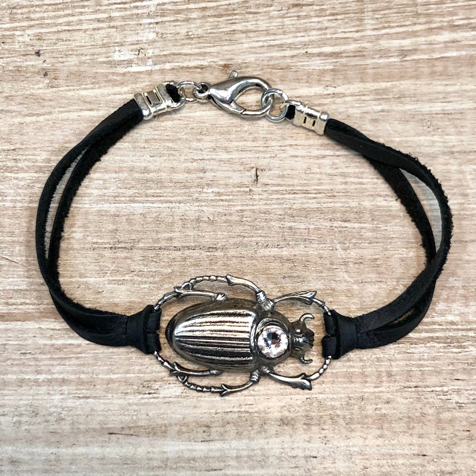 Lorraine Frances Jewelry - Vente Bracelets à breloques/pendentifs - Bracelet Scarabée en cuir de cerf avec cristal0