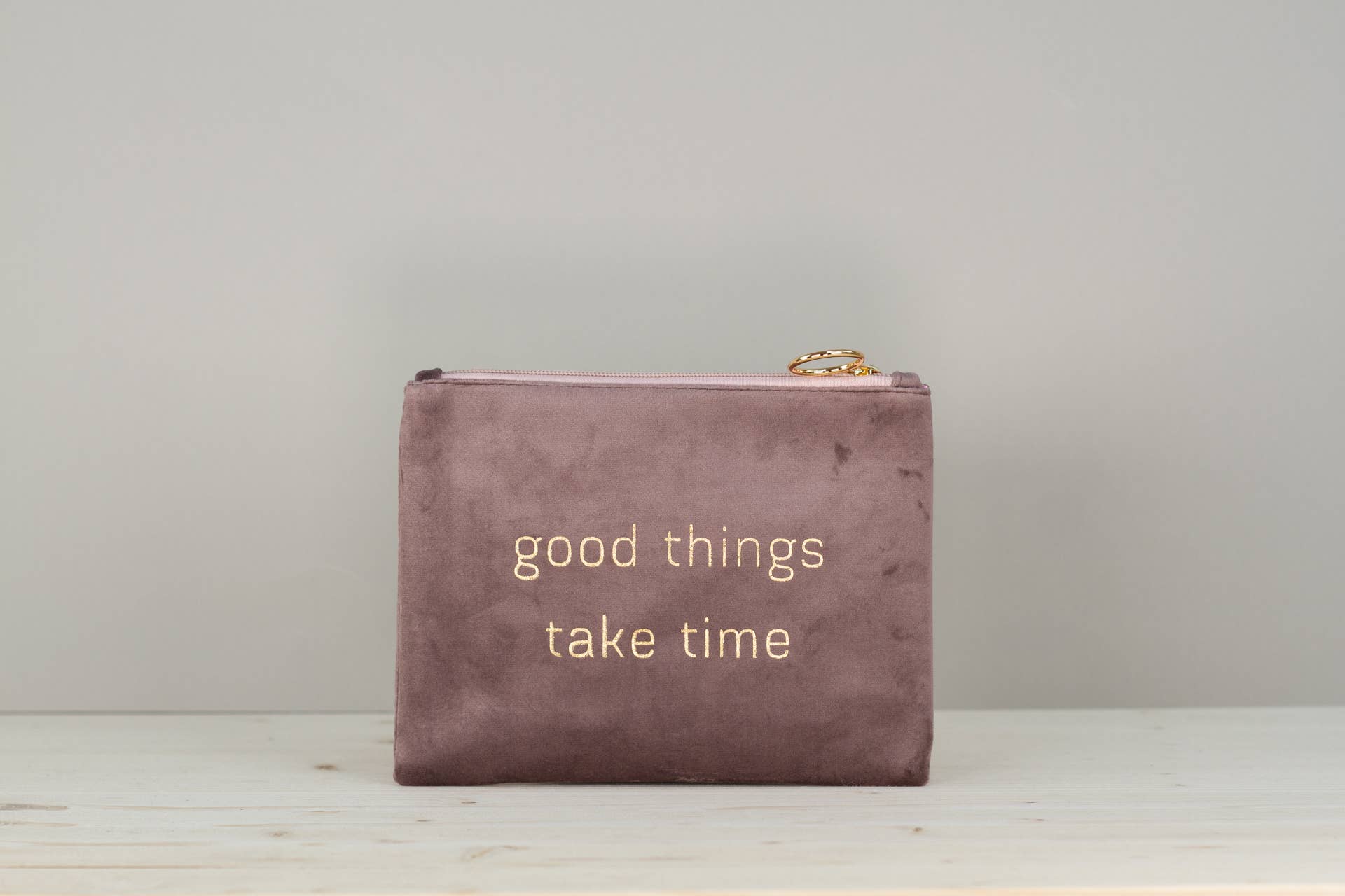 Herzilein-Wien GmbH – Engroshandel Kosmetiktaske – Kosmetiktaske 'Good things take time' - luksus velvet clutch
