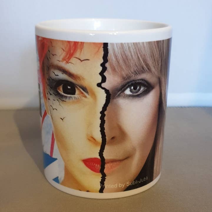 Tasse Toyah Then & Now mit zwei Bildern von Toyah für den Großhandel von Everyone's a Mug
