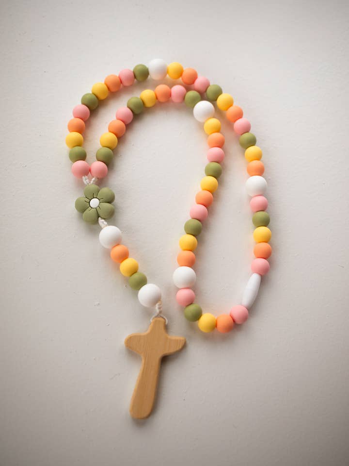 Chapelet Bébé Fleur | Cadeau de Baptême Fille | Cadeau de Baptême pour la vente par Abundantly Yours