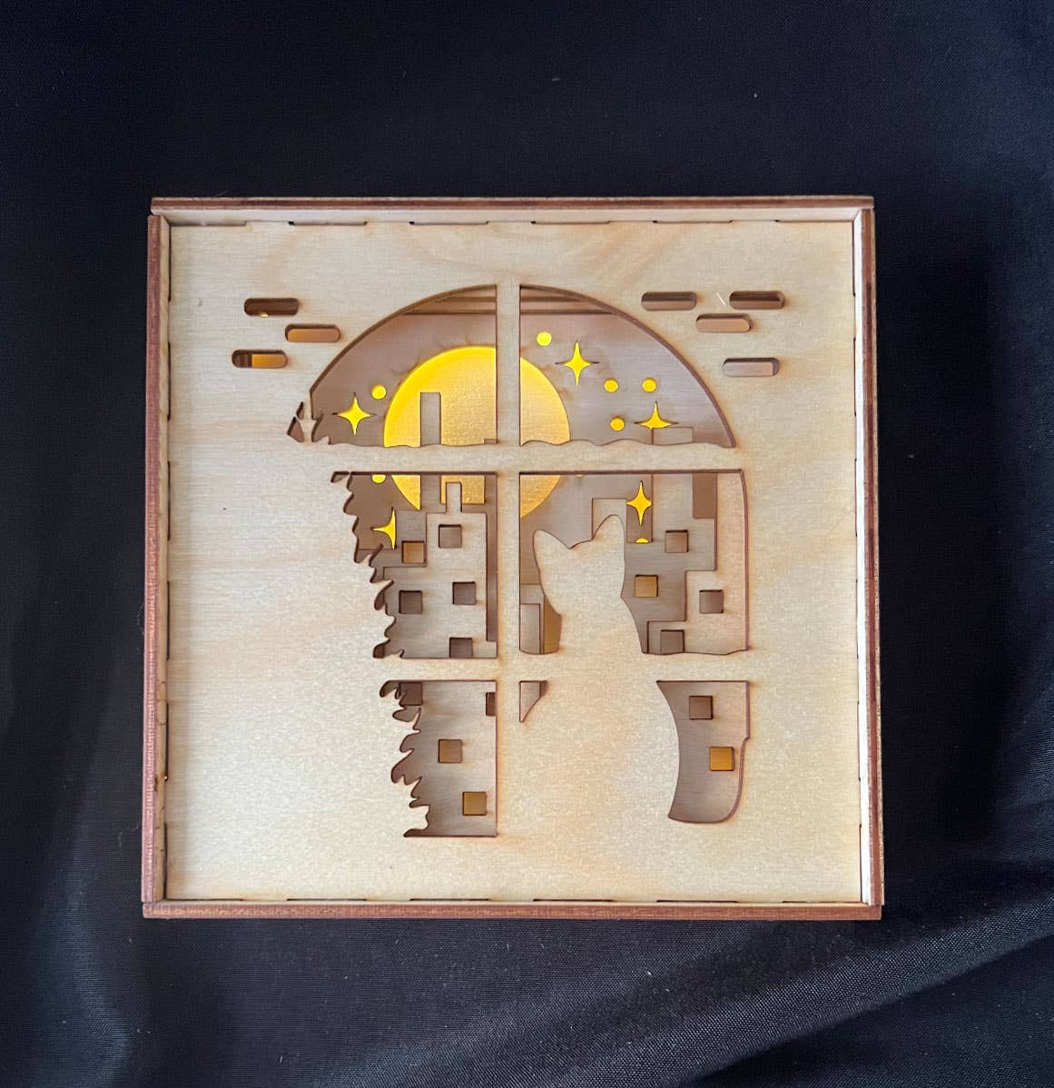 Squirrel Tacos Papercuts – Großhandel Buchstütze – Lightbox – Katze, die am Fenster sitzt1