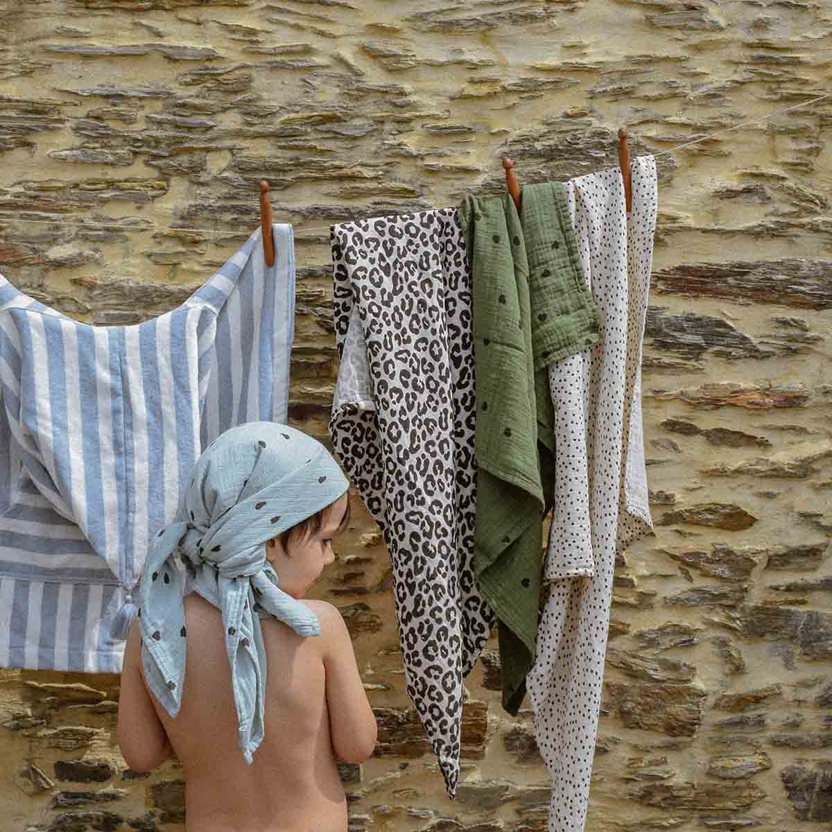 BLAUER SPRAY Bianca Mulltuch zum Pucken Herzmuster Blau für den Großhandel auf Faire1