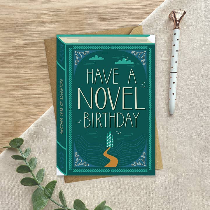 Two For Joy Illustration - Venta al por mayor Tarjetas de cumpleaños - Novel Birthday — Tarjeta de cumpleaños con forma de libro de lujo