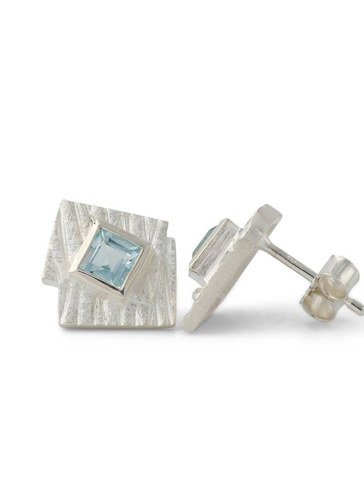 Orecchini a perno in argento con topazio 4x4mm per la vendita all'ingrosso da parte di Campur GmbH