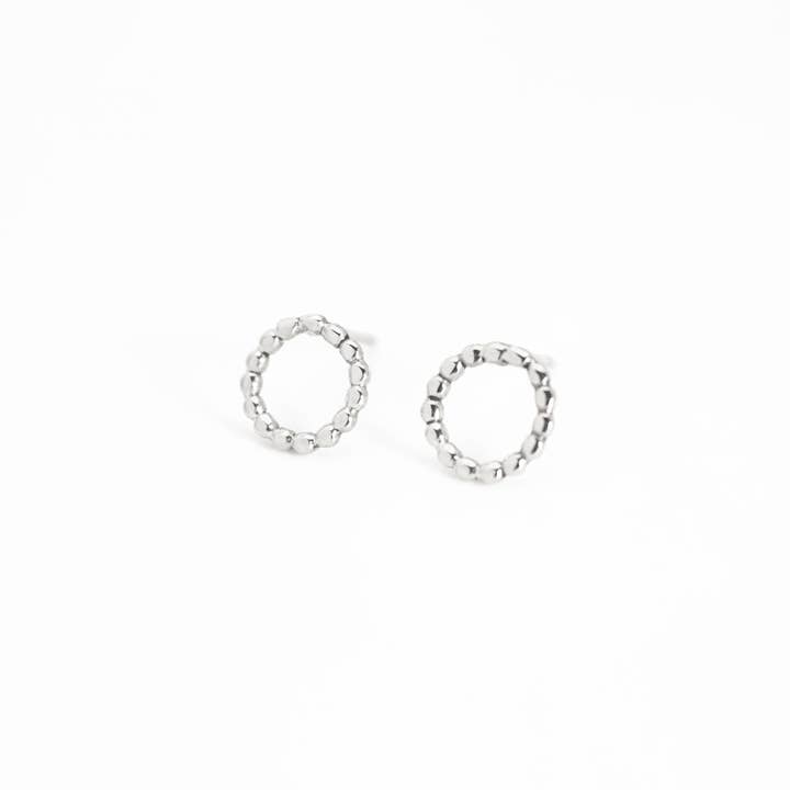 Boucles d'oreilles en forme de cercle perlées en argent sterling pour la vente par LAVEY LONDON