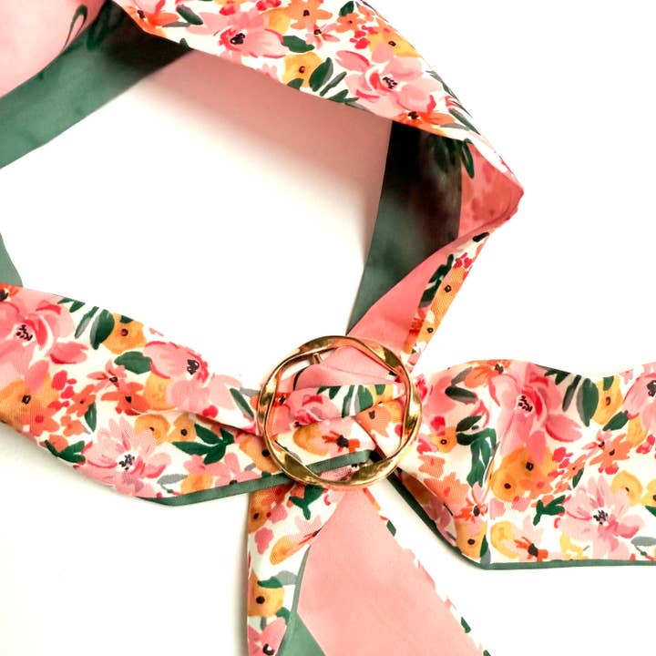 Blommönstrad vårhalsduk med guldfäste för wholesale av iconic mi