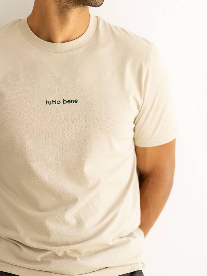 tutto bene T-Shirt Unisex Sand + Kiefer für den Großhandel von &Friends