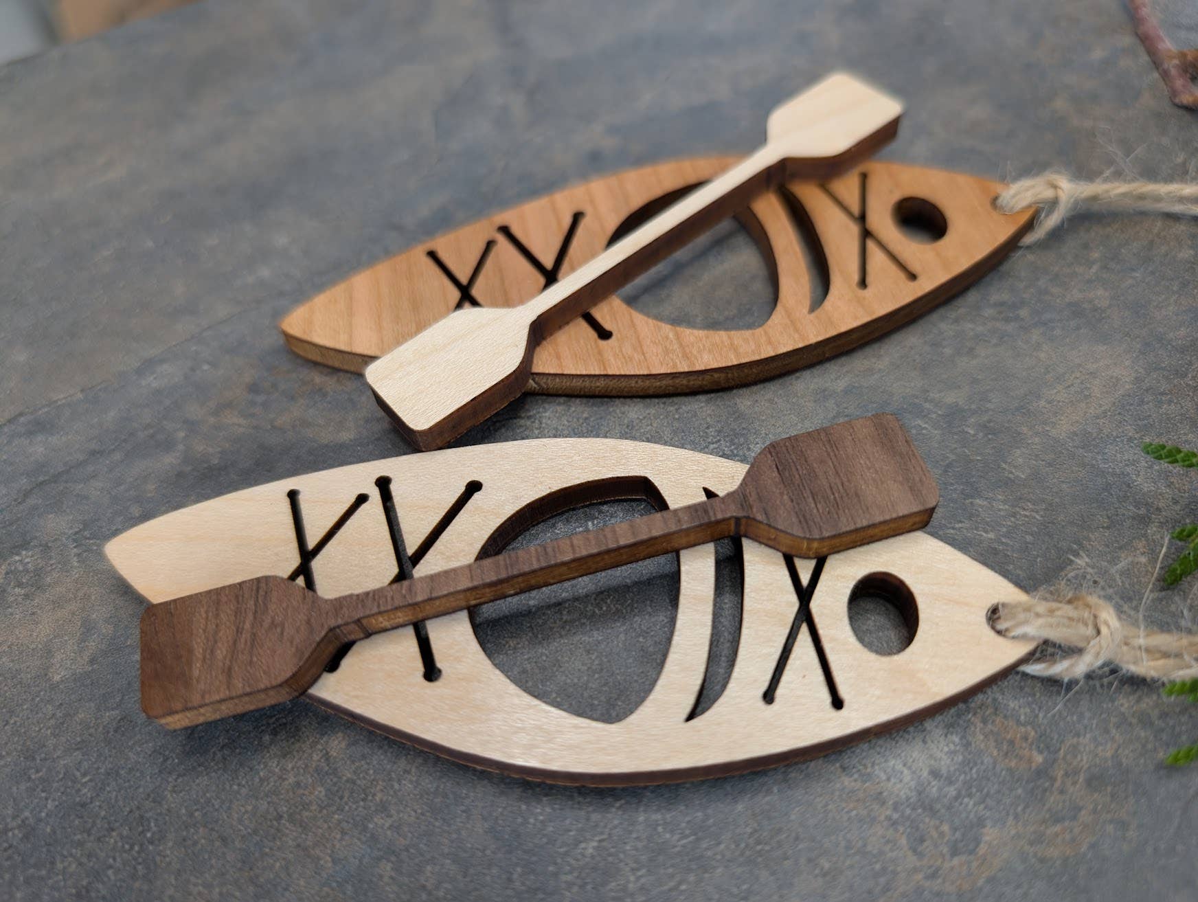 Foxwood Gifts Canada - Venta al por mayor Adornos - Ornamento de Kayak de Madera – Recuerdo Navideño Artesanal de Canadá2