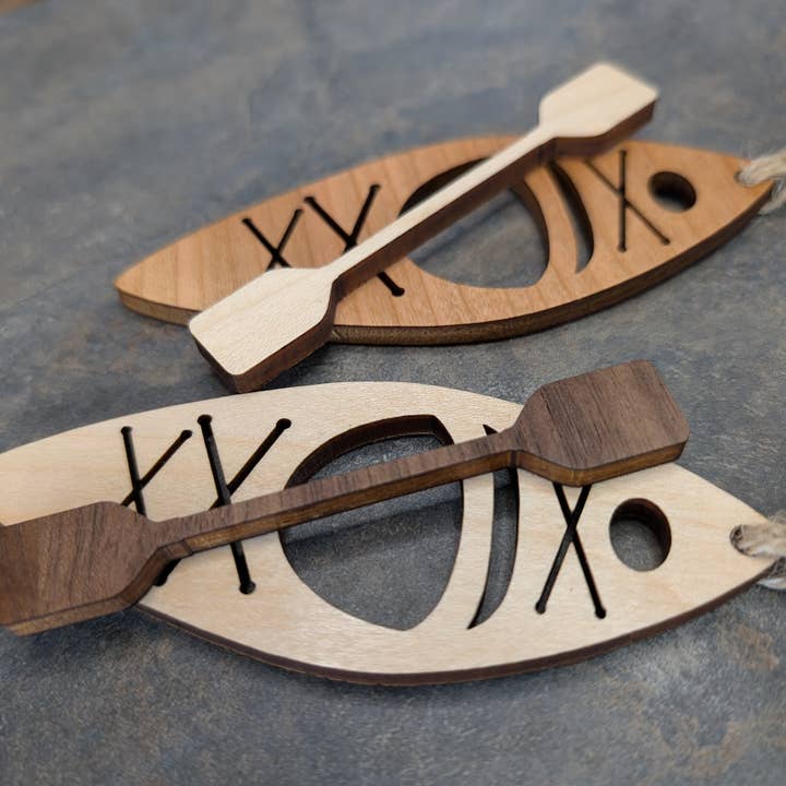 Foxwood Gifts Canada - Venta al por mayor Adornos - Ornamento de Kayak de Madera – Recuerdo Navideño Artesanal de Canadá2