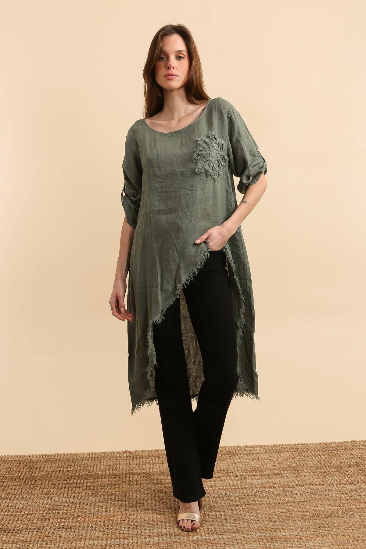 LÉA & LUC – Großhandel Kleid – Damen – 100 % Leinenkleid mit Blumenmotiv auf der linken Brust, REF. 724829