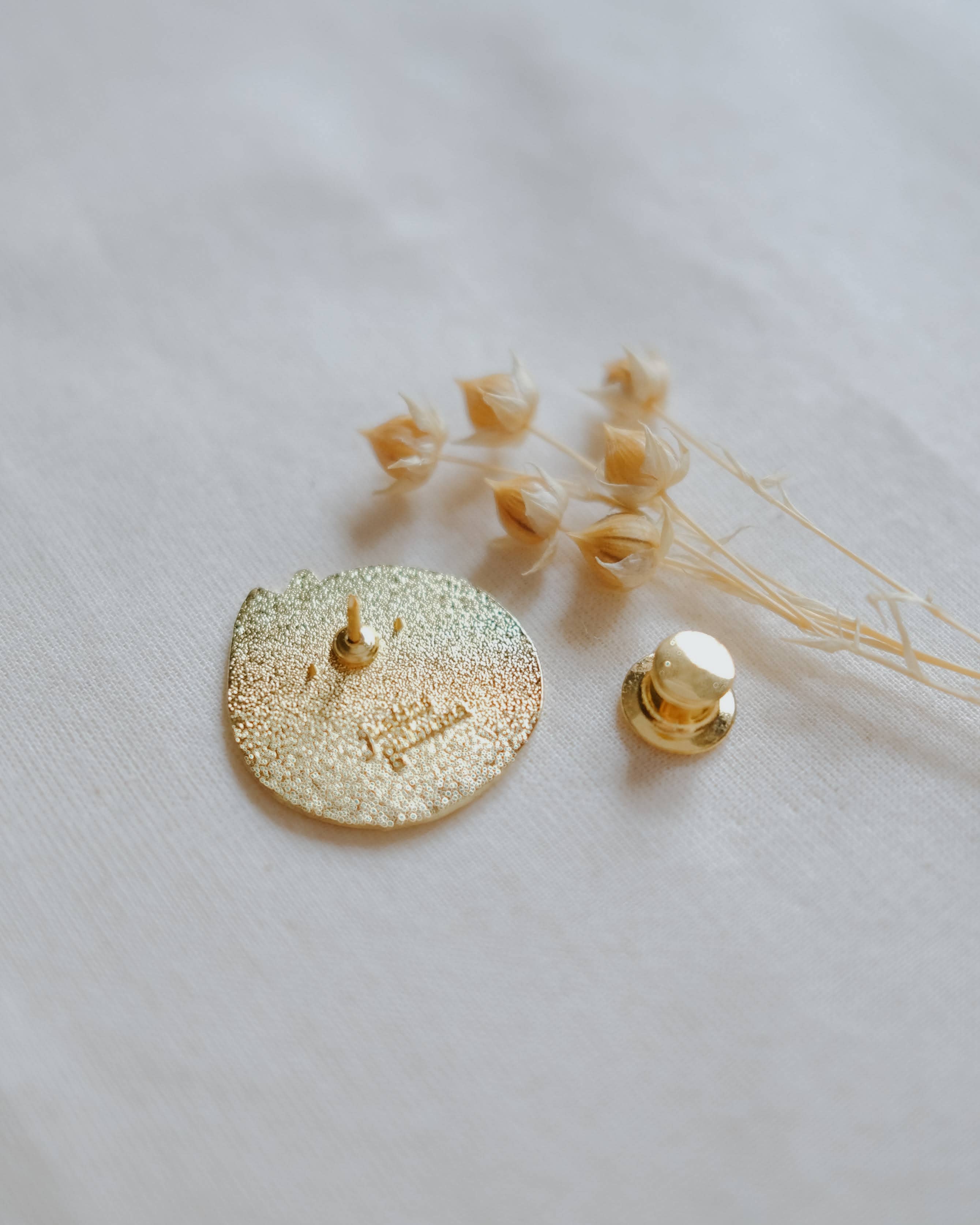 Justine Gilbuena - Vente Épinglettes/boutons - Épinglette en émail Cat Nap (orange) 2