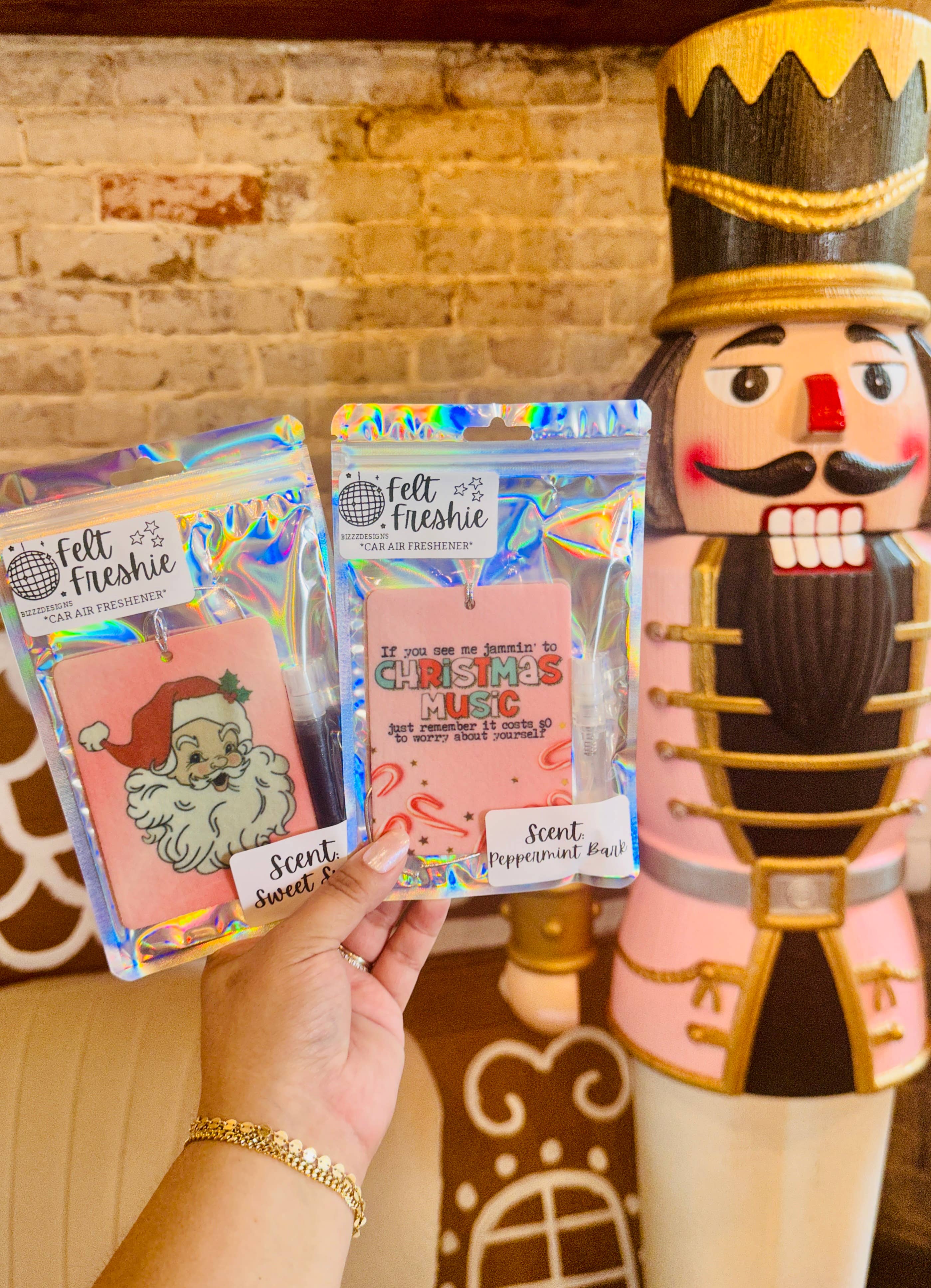 Bizzz Designs – Engroshandel Luftfrisker til bilen – til kvinder – Pink Christmas Filt Freshie Bundle af 10 | XMAS Freshies5