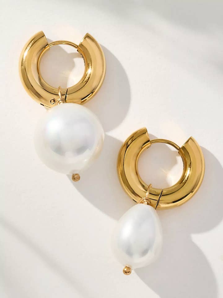 Boucle d'oreille créole en perle naturelle dodue PVD - Étanche pour la vente par HoopLa