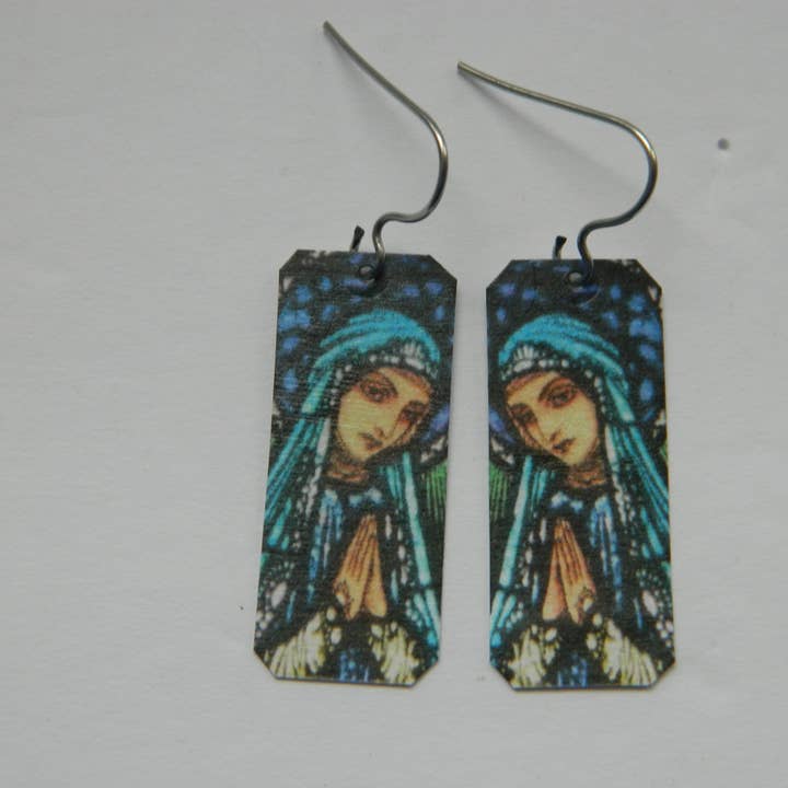 Örhängen Harry Clarke målat glas detalj Jungfru Maria för wholesale av Sarah Wood Studio