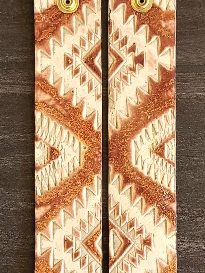 Armbanden van koeienhuid en gestempeld leer voor wholesale door That's Just Bull