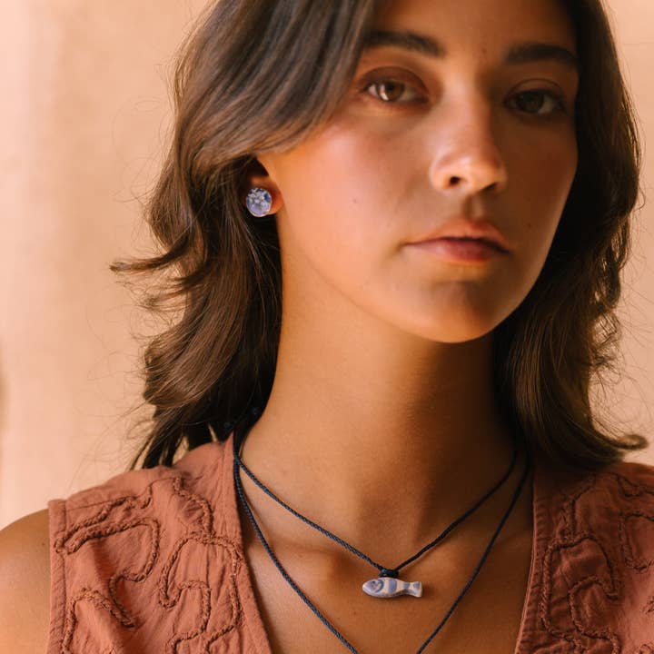 Halskette „Geh nicht ins Meer, Toino!“ (Fischchen) für den Großhandel von Passaro de Seda