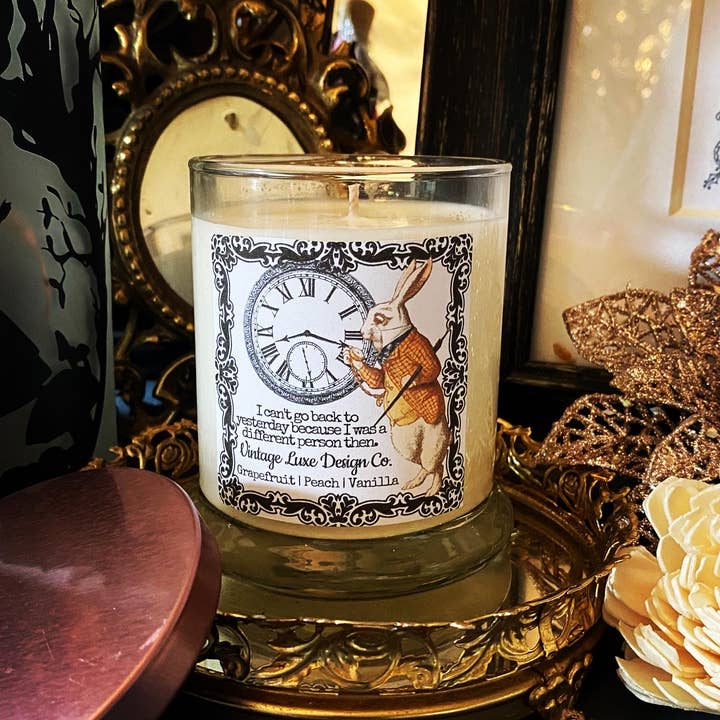 Vintage Luxe Design Co. - Vente Bougie en bocal - Bougie en cire de soja Alice au pays des merveilles 10 oz - Lapin blanc fantaisiste4